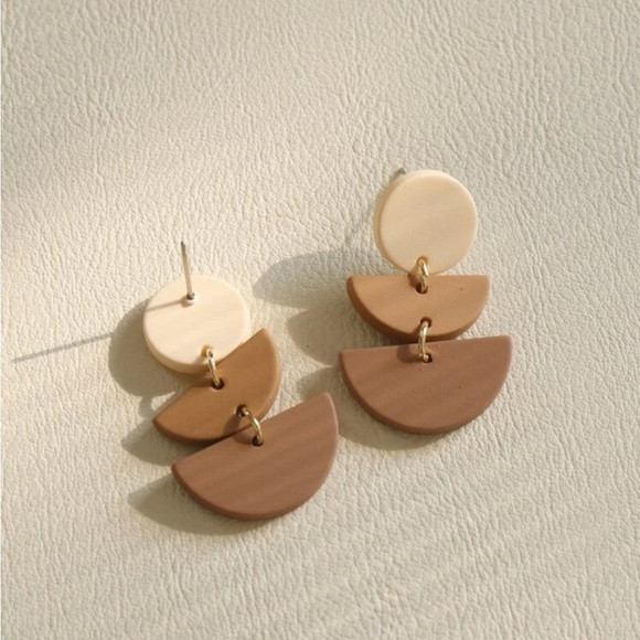 Geometric neutral drop earrings - Picture 4 of 9